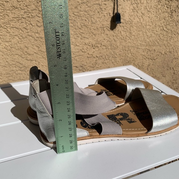 Sorel metallic silver leather sandals with grey elastic straps size 10.5 - Picture 5 of 12